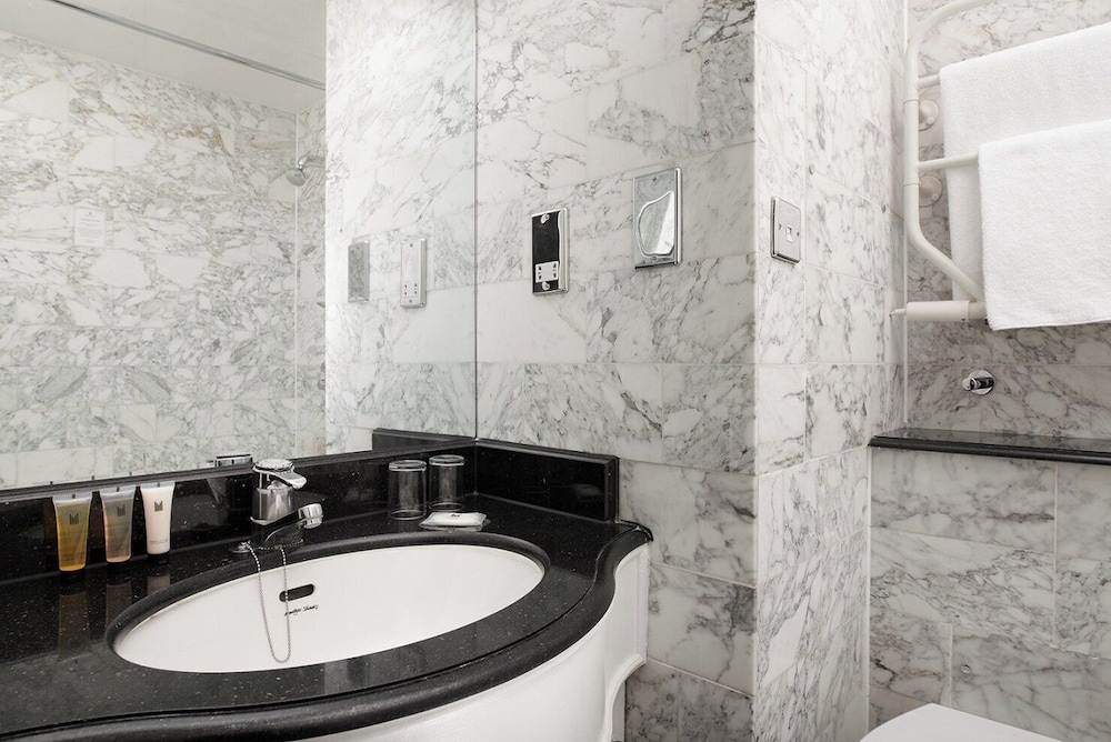 Habitación estándar con 2 camas individuales del hotel Millennium London Knightsbridge. Foto 7