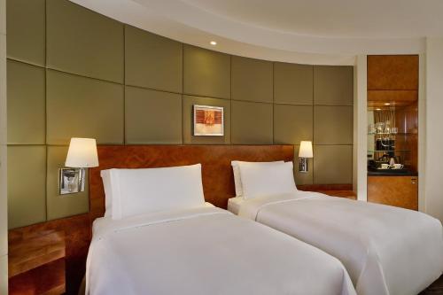 Habitación Clásica con 2 camas individuales del hotel The Park Tower Knightsbridge, A Luxury Collection