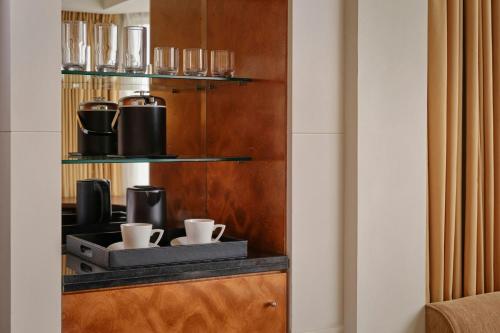 Habitación Clásica con 2 camas individuales del hotel The Park Tower Knightsbridge, A Luxury Collection. Foto 2