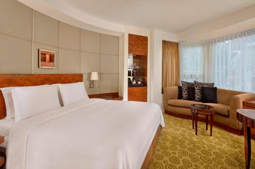 Habitación Clásica con cama extragrande del hotel The Park Tower Knightsbridge, A Luxury Collection