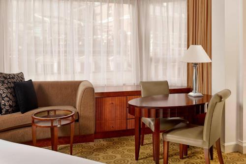 Habitación Clásica con cama extragrande del hotel The Park Tower Knightsbridge, A Luxury Collection. Foto 1