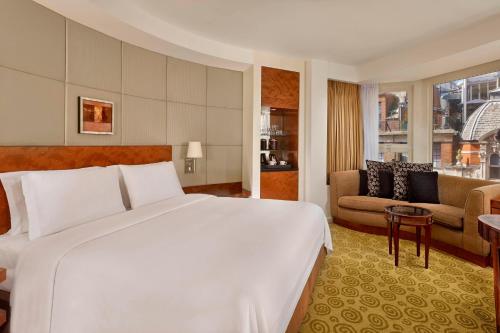 Habitación Clásica con cama extragrande del hotel The Park Tower Knightsbridge, A Luxury Collection. Foto 2