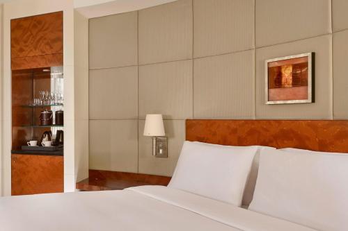 Habitación Clásica con cama extragrande del hotel The Park Tower Knightsbridge, A Luxury Collection. Foto 3