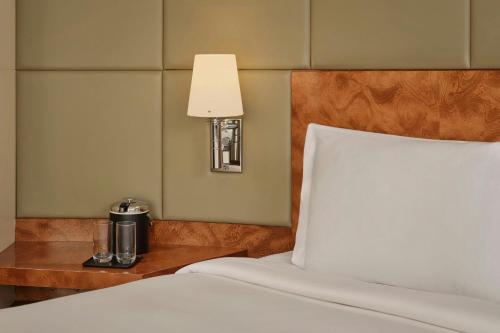 Habitación Clásica con cama extragrande del hotel The Park Tower Knightsbridge, A Luxury Collection. Foto 5