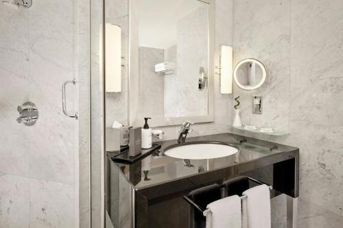 Habitación Clásica con cama extragrande del hotel The Park Tower Knightsbridge, A Luxury Collection. Foto 7