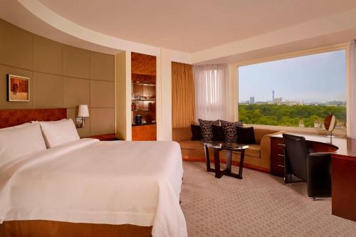 Habitación Executive con cama extragrande y vistas a la ciudad del hotel The Park Tower Knightsbridge, A Luxury Collection