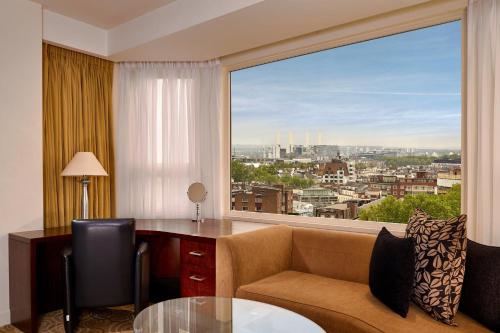 Habitación Executive con cama extragrande y vistas a la ciudad del hotel The Park Tower Knightsbridge, A Luxury Collection. Foto 1