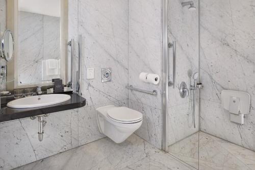 Habitación Executive con cama extragrande y vistas a la ciudad del hotel The Park Tower Knightsbridge, A Luxury Collection. Foto 8