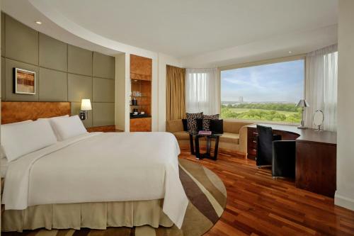 Habitación Panorámica con vistas al perfil urbano - 1 cama extragrande - Planta alta del hotel The Park Tower Knightsbridge, A Luxury Collection. Foto 2