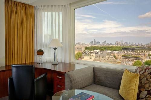 Habitación Panorámica con vistas al perfil urbano - 1 cama extragrande - Planta alta del hotel The Park Tower Knightsbridge, A Luxury Collection. Foto 3