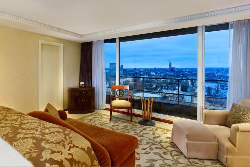 Suite Lowndes con 2 dormitorios y vistas al perfil urbano - Ático del hotel The Park Tower Knightsbridge, A Luxury Collection. Foto 1
