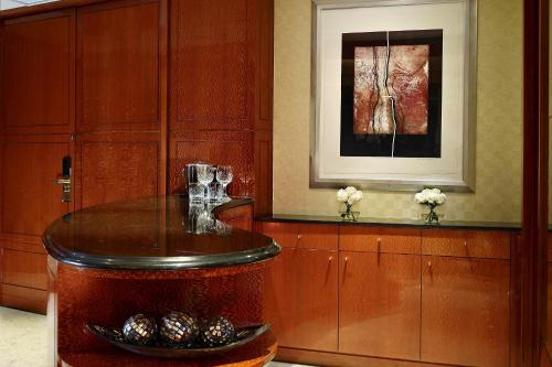 Suite Lowndes con 2 dormitorios y vistas al perfil urbano - Ático del hotel The Park Tower Knightsbridge, A Luxury Collection. Foto 3
