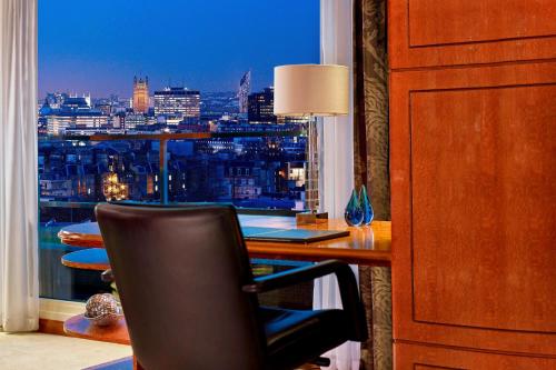 Suite Lowndes con 2 dormitorios y vistas al perfil urbano - Ático del hotel The Park Tower Knightsbridge, A Luxury Collection. Foto 4