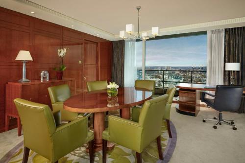 Suite Lowndes con 2 dormitorios y vistas al perfil urbano - Ático del hotel The Park Tower Knightsbridge, A Luxury Collection. Foto 5