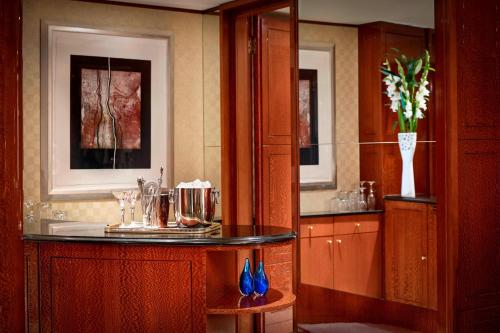 Suite Lowndes con 2 dormitorios y vistas al perfil urbano - Ático del hotel The Park Tower Knightsbridge, A Luxury Collection. Foto 6