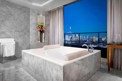 Suite Lowndes con 2 dormitorios y vistas al perfil urbano - Ático del hotel The Park Tower Knightsbridge, A Luxury Collection. Foto 8