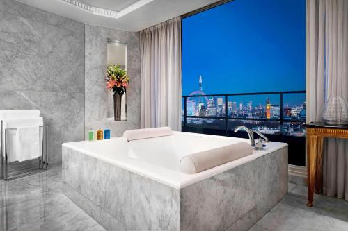 Suite Lowndes con 2 dormitorios y vistas al perfil urbano - Ático del hotel The Park Tower Knightsbridge, A Luxury Collection. Foto 10