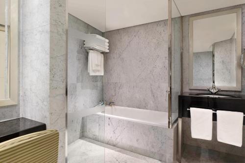 Suite Lowndes con 2 dormitorios y vistas al perfil urbano - Ático del hotel The Park Tower Knightsbridge, A Luxury Collection. Foto 11
