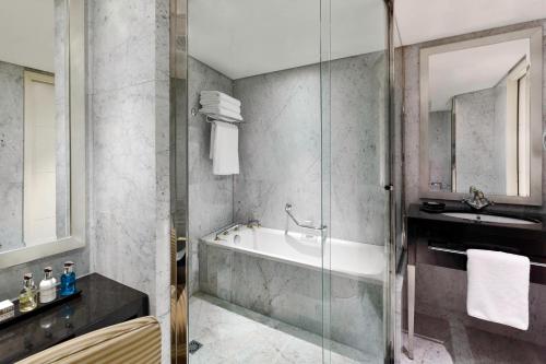 Suite Lowndes con 2 dormitorios y vistas al perfil urbano - Ático del hotel The Park Tower Knightsbridge, A Luxury Collection. Foto 12