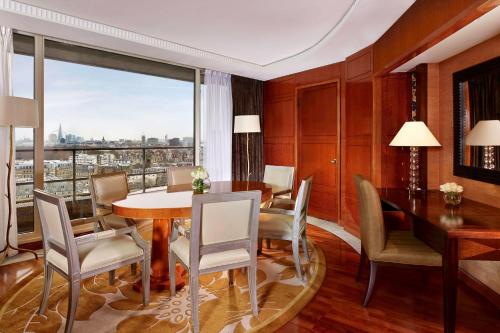 Suite Westminster con 2 dormitorios y vistas al perfil urbano - Ático del hotel The Park Tower Knightsbridge, A Luxury Collection