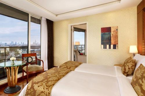 Suite Westminster con 2 dormitorios y vistas al perfil urbano - Ático del hotel The Park Tower Knightsbridge, A Luxury Collection. Foto 1