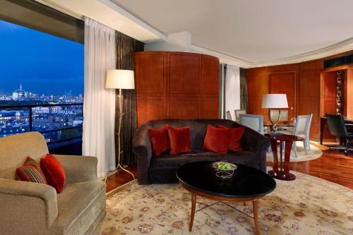 Suite Westminster con 2 dormitorios y vistas al perfil urbano - Ático del hotel The Park Tower Knightsbridge, A Luxury Collection. Foto 3