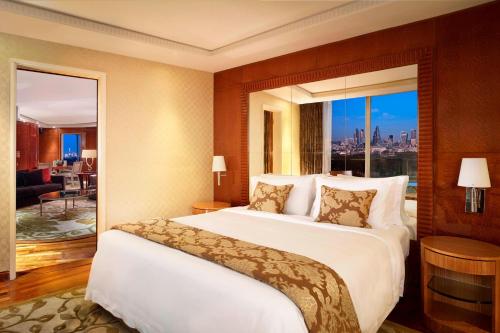 Suite Westminster con 2 dormitorios y vistas al perfil urbano - Ático del hotel The Park Tower Knightsbridge, A Luxury Collection. Foto 4