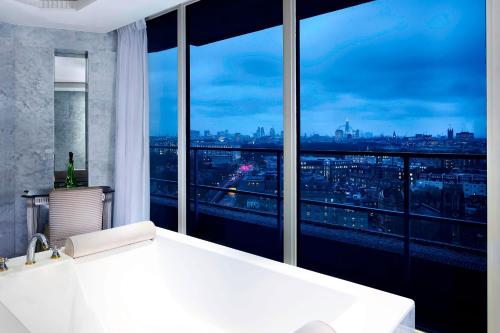 Suite Westminster con 2 dormitorios y vistas al perfil urbano - Ático del hotel The Park Tower Knightsbridge, A Luxury Collection. Foto 7
