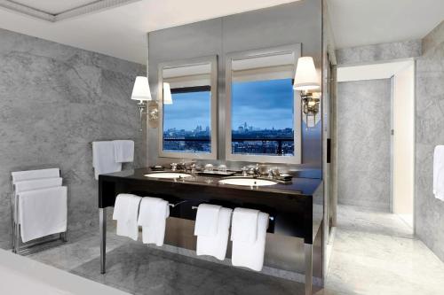 Suite Westminster con 2 dormitorios y vistas al perfil urbano - Ático del hotel The Park Tower Knightsbridge, A Luxury Collection. Foto 9