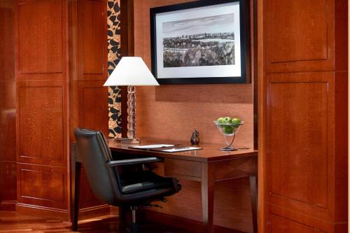 Suite Hyde Park con 2 dormitorios y vistas al perfil urbano - Ático del hotel The Park Tower Knightsbridge, A Luxury Collection. Foto 1
