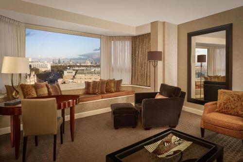 Suite Hyde Park con 2 dormitorios y vistas al perfil urbano - Ático del hotel The Park Tower Knightsbridge, A Luxury Collection. Foto 2