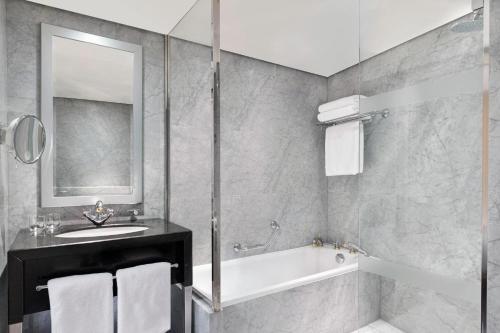 Suite Hyde Park con 2 dormitorios y vistas al perfil urbano - Ático del hotel The Park Tower Knightsbridge, A Luxury Collection. Foto 6