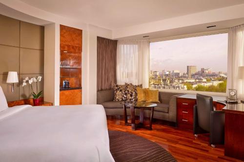 Suite Executive de 1 dormitorio con cama extragrande del hotel The Park Tower Knightsbridge, A Luxury Collection