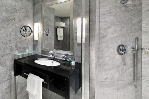 Suite Executive de 1 dormitorio con cama extragrande del hotel The Park Tower Knightsbridge, A Luxury Collection. Foto 10