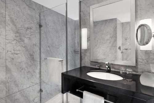 Suite Executive de 1 dormitorio con cama extragrande del hotel The Park Tower Knightsbridge, A Luxury Collection. Foto 11