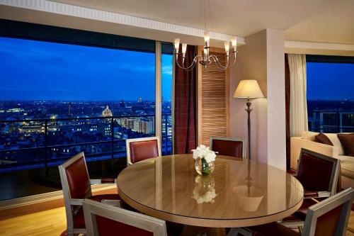 Suite Ático de 1 dormitorio - 1 cama extragrande del hotel The Park Tower Knightsbridge, A Luxury Collection. Foto 1
