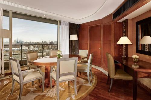 Suite Westminster con 2 dormitorios y vistas al perfil urbano - Ático del hotel The Park Tower Knightsbridge, A Luxury Collection. Foto 10