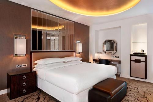 Habitación Club con cama extragrande y acceso al club lounge del hotel Sheraton Grand London Park Lane. Foto 1