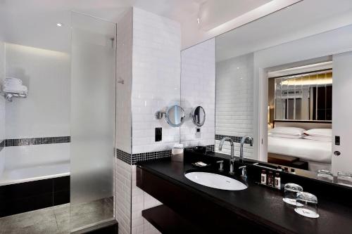 Habitación Club con cama extragrande y acceso al club lounge del hotel Sheraton Grand London Park Lane. Foto 6