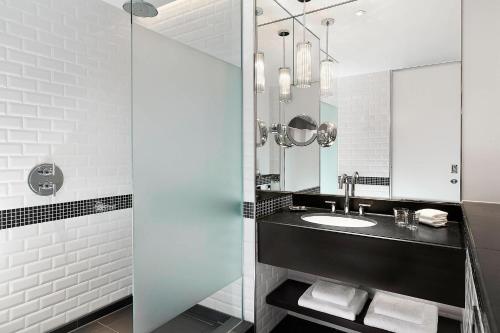 Habitación Deluxe con cama extragrande del hotel Sheraton Grand London Park Lane. Foto 5