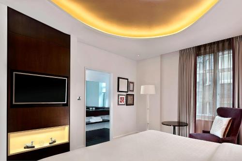 Habitación Deluxe - 1 cama grande del hotel Sheraton Grand London Park Lane. Foto 1