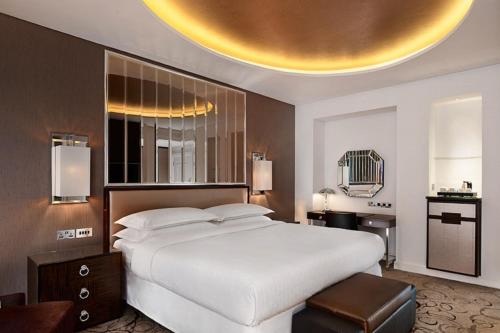Habitación Club con cama grande y acceso al Club Lounge del hotel Sheraton Grand London Park Lane. Foto 2