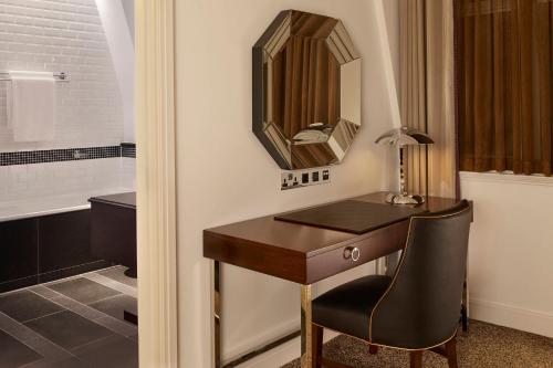 Habitación Club con cama grande y acceso al Club Lounge del hotel Sheraton Grand London Park Lane. Foto 5