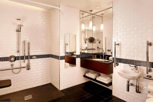 Habitación Club con cama grande y acceso al Club Lounge del hotel Sheraton Grand London Park Lane. Foto 8