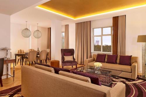 Suite Grand de 1 dormitorio con cama extragrande y vistas al parque - Acceso al club lounge del hotel Sheraton Grand London Park Lane