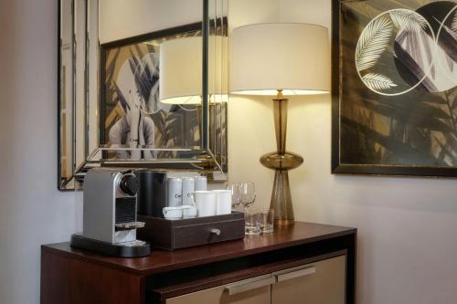 Suite Grand de 1 dormitorio con cama extragrande y vistas al parque - Acceso al club lounge del hotel Sheraton Grand London Park Lane. Foto 3