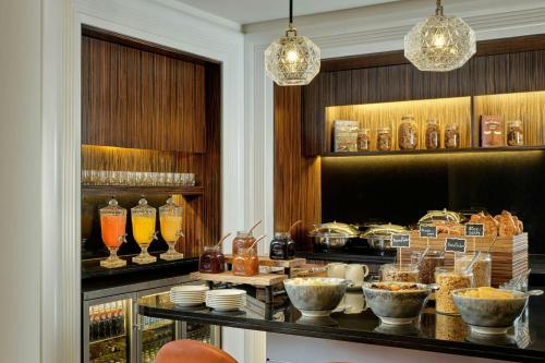 Suite Art Déco con cama extragrande - Acceso al club lounge del hotel Sheraton Grand London Park Lane. Foto 10