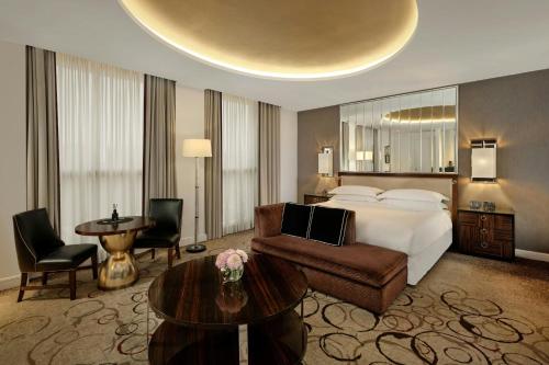 Suite Familiar Art Déco con acceso al club lounge del hotel Sheraton Grand London Park Lane