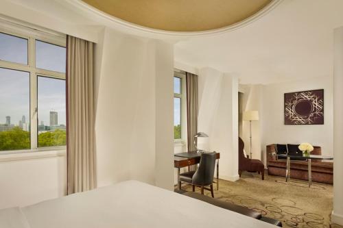 Suite Familiar Art Déco con acceso al club lounge del hotel Sheraton Grand London Park Lane. Foto 1
