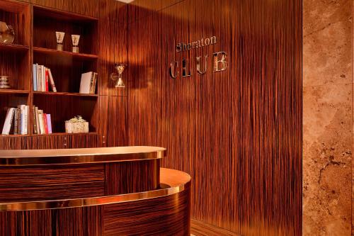 Suite Familiar Art Déco con acceso al club lounge del hotel Sheraton Grand London Park Lane. Foto 7